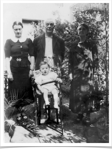 Antoinette, Alfred, Claude et Marthe
Date estim&eacute;e :1925